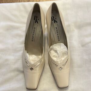 PETER KAISER PEARLY BONE COLORED PUMPS.  NEW